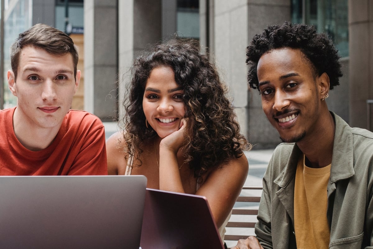 Studierende-mit-Laptop